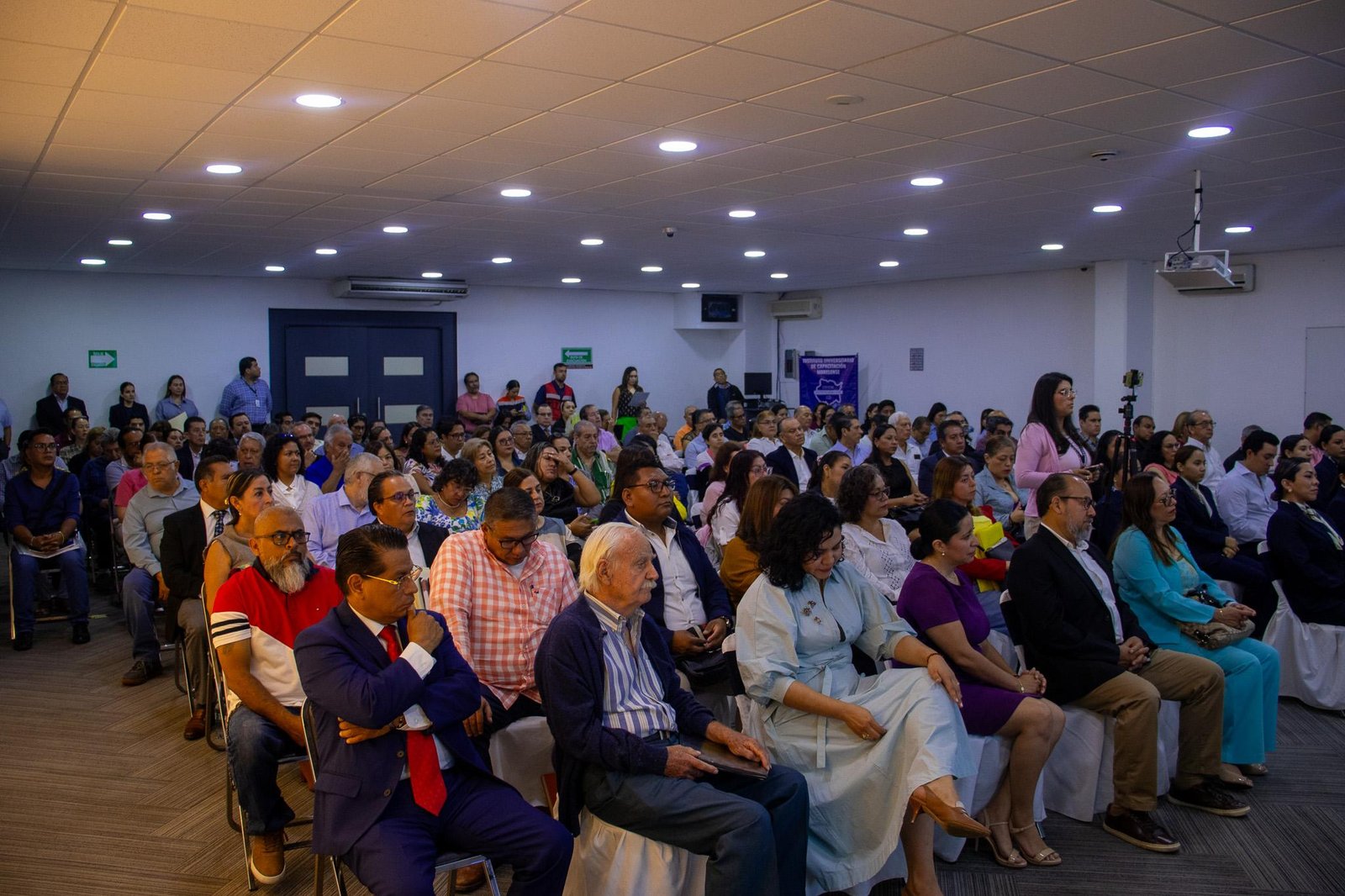 Evento institucional con asistentes